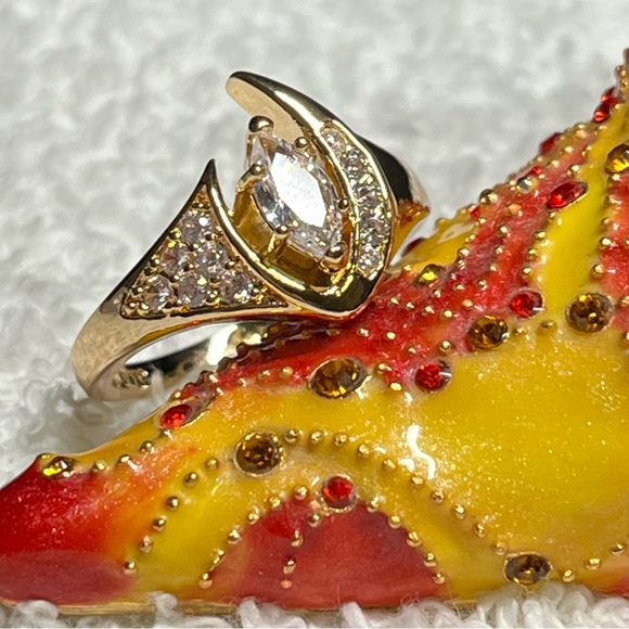 Elegant Gold and Silver Women's Ring - Picture 9 of 11